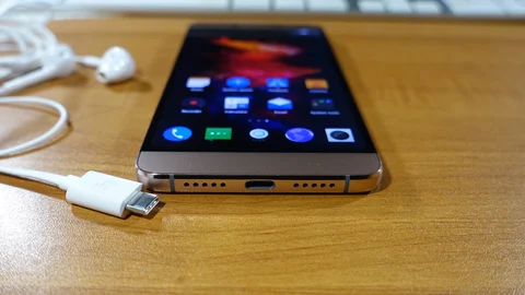 No 3.5-mm audio jack. (Photo: The Quint/@2shar)