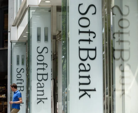 Softbank stores (Photographer: Akio Kon/Bloomberg)