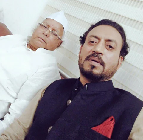The picture from 7 July 2016 is captioned “Bawaal Bihar main, Bawaal logoon ke saath, Bawaal selfie !!! Lalu Prasad Yadav”. (Photo Courtesy: <a href="https://www.facebook.com/IrrfanKhan/photos/a.1600088546902694.1073741828.1593420754236140/1746934245551456/?type=3&theater">Facebook/Irrfan Khan</a>)