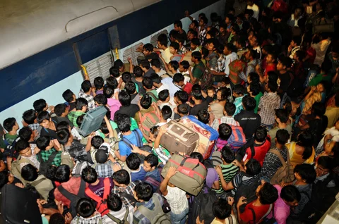 Bangalore: Muslims migrants from North Eastern states crowd to board a train back to their homes. (Photo: Reuters)
