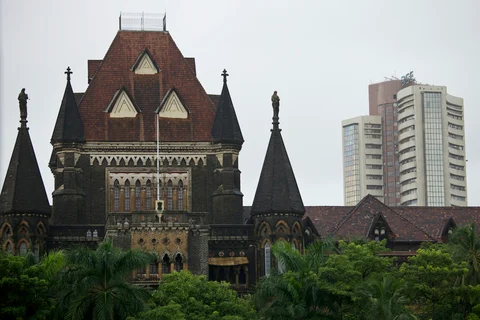 The Bombay Stock Exchange (BSE), right, stands behind the Bombay High Court building in Mumbai, India. (Photographer: Adeel Halim/Bloomberg)