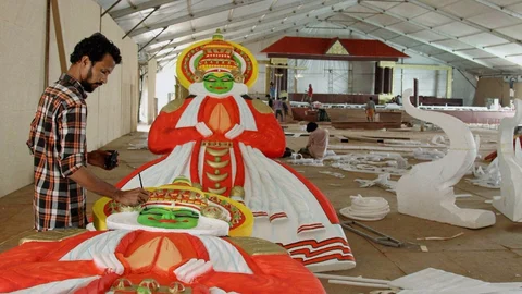Labourers work as they prepare for BJP National Executive Meet in Kozhikode, 20 September, 2016. (Photo: PTI)