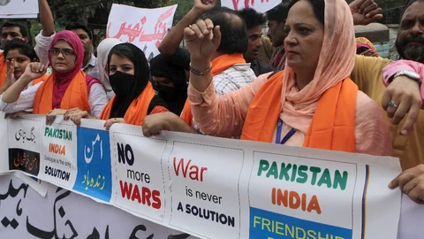 Members of the Pakistani Civil Society Forum take part in a demonstration for peace, in Lahore, 28 September, 2016. (Photo: AP)