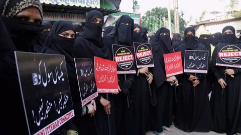 Muslim women protest against the BJP government over its opposition to the practice of triple talaq in Thane, 22 October, 2016. (Photo: PTI)