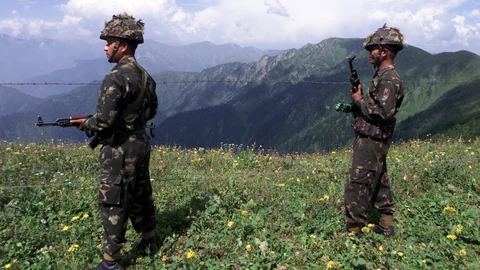 Indian Army soldiers patrol close to the Line of Control (LoC), during a demonstration for the media. Image used for representational purposes. (Photo: Reuters)