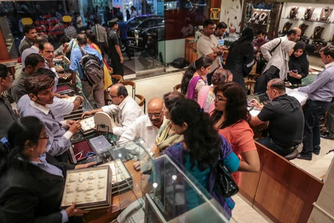 Customers shop for jewelry at a store in the Zaveri Bazaar area of Mumbai, India (Photographer: Dhiraj Singh/Bloomberg)