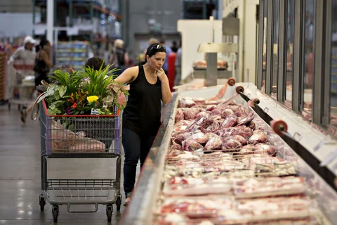 A customer browses a display of meat at a Costco Wholesale Corp. store in Naperville, Illinois, U.S. (Photographer: Daniel Acker/Bloomberg) 