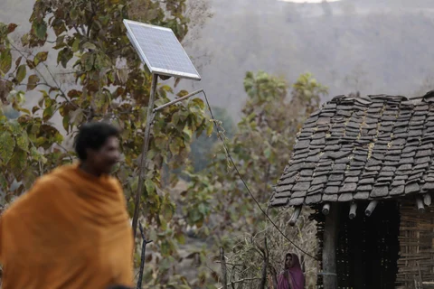 Jurdar Thingya and his wife Kompla Jurdar stand near a broken solar panel outside their home in the village of Bhamana, Maharashtra, on January 18, 2017. (Photographer: Dhiraj Singh/Bloomberg)