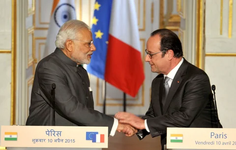 India’s Prime Minister Narendra Modi and the President of France Francois Hollande, in Paris on April 10, 2015. (Photograph: PIB)