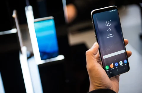 An attendee views the Samsung Electronics Co. Galaxy S8 smartphone displayed during the Samsung Unpacked product launch event (Photographer: Mark Kauzlarich/Bloomberg)