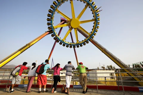 Visitors watch the ‘Scream Machine’ ride at Adlabs Imagica theme park.(Photographer: Kuni Takahashi/Bloomberg)