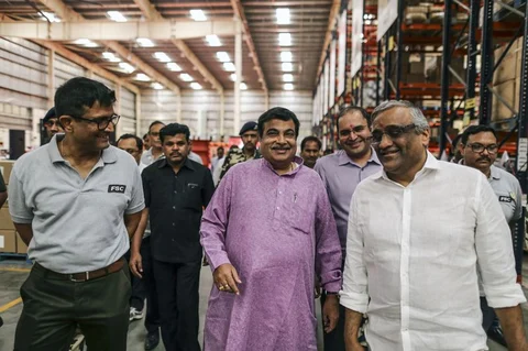 Gadkari, center, and Biyani, right, attend the inauguration of a conveyor at Future Group’s warehouse. (Photographer: Dhiraj Singh/Bloomberg)