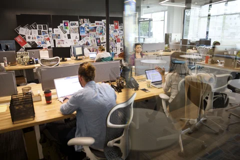 People work inside a shared office space in Los Angeles, California. ( Photographer: Patrick T. Fallon/Bloomberg)