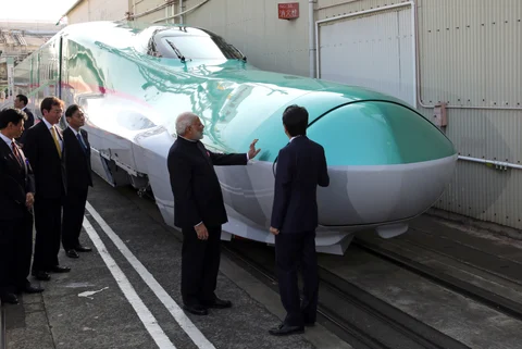 India’s prime minister Narendra Modi, and Japan’s prime minister Shinzo Abe look at a Shinkansen bullet train during a visit to a plant of Kawasaki Heavy Industries in Kobe, Japan, on November 12, 2016. (Photographer: Buddhika Weerasinghe/Bloomberg)