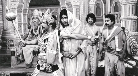 Naseeruddin Shah and Satish Shah give their best to the Mahabharat scene from JBDY. 