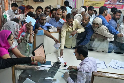 Customers wait to exchange banknotes at a Syndicate Bank branch in Dadri, Uttar Pradesh on November 15, 2016. (Photographer: Anindito Mukherjee/Bloomberg)