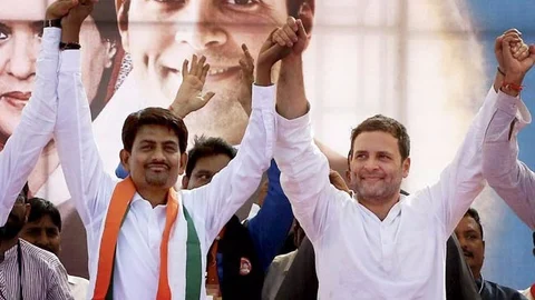 Alpesh Thakor with Rahul Gandhi in Gujarat. (Photograph: PTI)