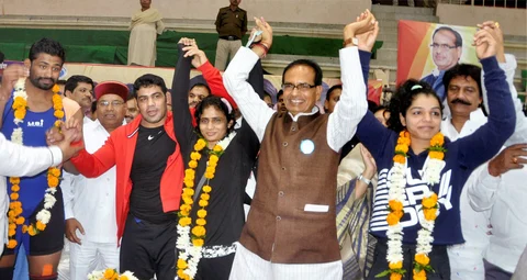Madhya Pradesh Chief Minister Shivraj Singh Chauhan with wrestler Sushil Kumar, Sakshi Malik and others in Indore on November 18, 2017. (Photograph: PTI)