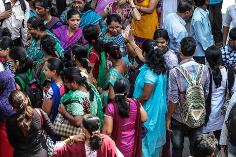 Passengers disembark from a train during the morning rush hour at Kurla railway station in Mumbai. (Photographer: Dhiraj Singh/Bloomberg)