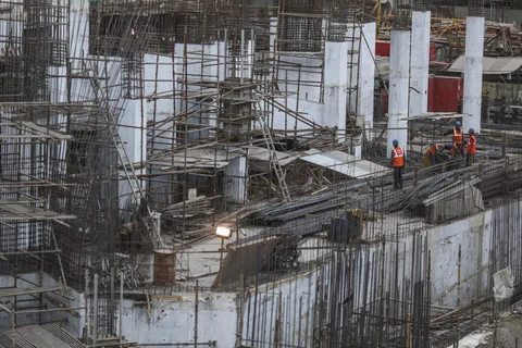 Laborers work at a construction site. (Photographer: Dhiraj Singh/Bloomberg)