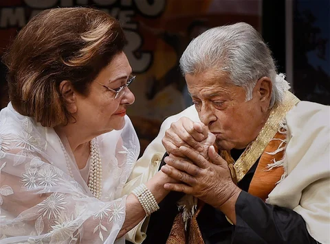 In this file picture legendary actor Shashi Kapoor is greeted by Raj Kapoor’s wife Krishna after receiving the Dada saheb Phalke Award in Mumbai in May, 2015. Shashi Kapoor passed away on Monday after a prolonged illness. (Photographer: Shashank Parade/PTI)