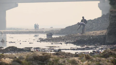 Workers working at the bank of river Ganga near Jajmau (Source: BloombergQuint)