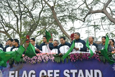 Right - Shri K Sanath Kumar, CMDNIC flagging off the Runners along with other dignitaries on stage
