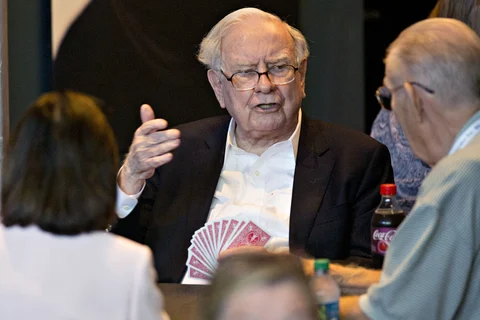 Warren Buffett, chairman and chief executive officer of Berkshire Hathaway Inc., plays bridge at an event on the sidelines the Berkshire Hathaway annual shareholders meeting in Omaha, Nebraska, U.S. (Photographer: Daniel Acker/Bloomberg)