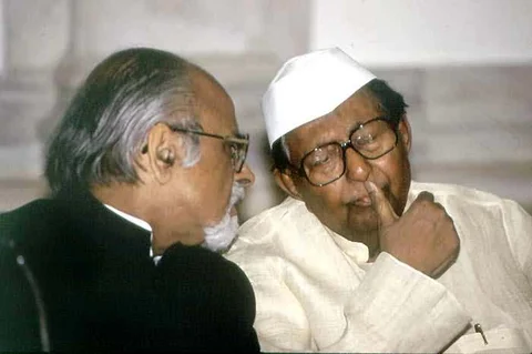 Prime Minister Inder Kumar Gujral with Congress President Sitaram Kesri, in 1997. (Photograph: Indian National Congress website)