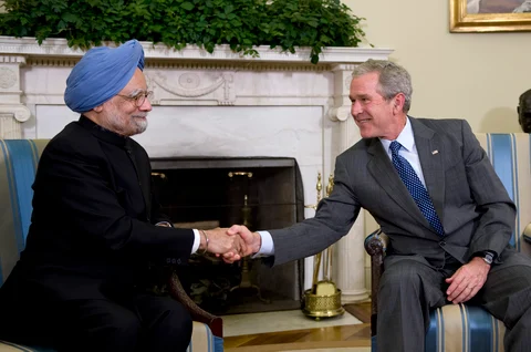 U.S. President George W. Bush, right, shakes hands with Manmohan Singh, India’s Prime Minister, during a meeting in the Oval Office at the White House in Washington, D.C., U.S., on Sept. 25, 2008. (Photographer: Mannie Garcia/Bloomberg News)
