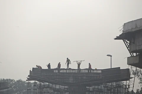 Workers labor on a construction site in New Delhi, India, on Dec. 4, 2017. (Photographer: Anindito Mukherjee/Bloomberg)