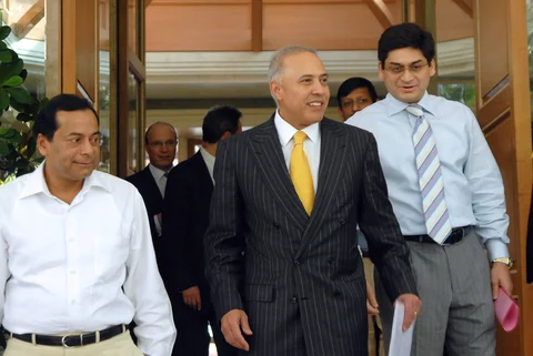 Essar Global Director Ravi Ruia, left, with nephew and co-director Prashant Ruia, right and former Vodafone Chief Executive Officer Arun Sarin, center in a file photograph. (Photographer: Sebastian D’souza/Bloomberg News.)