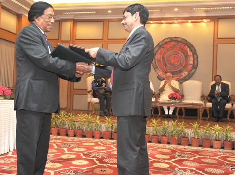 Prime Minister Narendra Modi witnessing the signing and exchange of the peace accord between the Government of India and the NSCN, in New Delhi on August 3, 2015. (Photograph: PIB)<a href="https://www.facebook.com/sharer/sharer.php?u=http://pibphoto.nic.in/photo//2015/Aug/l2015080368205.jpg"><i><br></i></a>