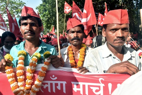 Farmers of All Indian Kisan Sabha (AIKS) march from Nashik to Mumbai to gherao Vidhan Bhawan on March 12, demanding a loan waiver, in Mumbai on Sunday. (Source: PTI) 