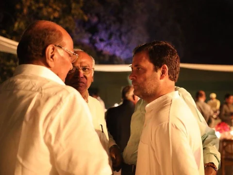 Congress President Rahul Gandhi speaks to NCP President Sharad Pawar at a dinner gathering of opposition parties, on March 13, 2018. (Photograph: <a href="https://twitter.com/INCIndia">@<b>INCIndia</b></a>)