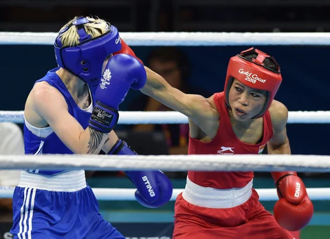 MC Mary Kom wrestles with Northern Ireland’s Kristina O Hara during the boxing womens Light Fly (45-48 kg) finals at the Commonwealth Games 2018. (Source: PTI)