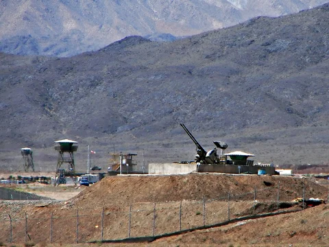 Anti-aircraft guns guarding the Natanz Nuclear Facility, Iran, on June 22, 2006. (Image: Wikimedia Commons /<a href="https://www.flickr.com/photos/hamed/237790717">Hamed Saber</a>)