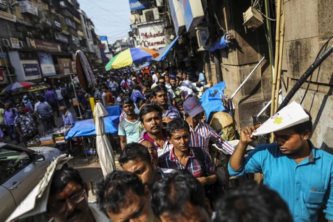Customers wait in line to withdraw cash outside a Bank of India branch in the Zaveri Bazaar in Mumbai, India, on Nov. 19, 2016. (Photographer: Dhiraj Singh/Bloomberg)