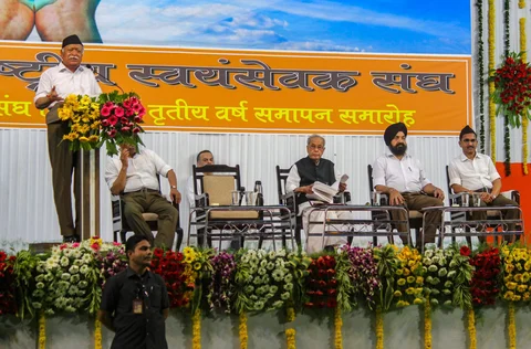 Rashtriya Swayamsevak Sangh chief Mohan Bhagwat speaks as former president Pranab Mukherjee looks on during the closing ceremony of ‘Tritiya Varsha Sangh Shiksha Varg’, in Nagpur on June 7, 2018. (Photograph: PTI)