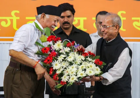 Former president Pranab Mukherjee being welcomed by Rashtriya Swayamsevak Sangh (RSS) chief Mohan Bhagwat at the closing ceremony of ‘Tritiya Varsha Sangh Shiksha Varg’. (Source: PTI)