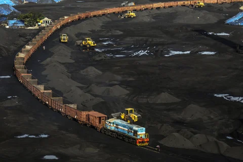 A coal freight train sits on rail tracks at Krishnapatnam Port, Andhra Pradesh, India. (Photographer: Dhiraj Singh/Bloomberg)