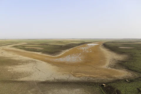 Cracked earth sits at the bottom of the dried-up Manjara Dam near Latur, Maharashtra, India, on April 16, 2016. (Photographer: Dhiraj Singh/Bloomberg)