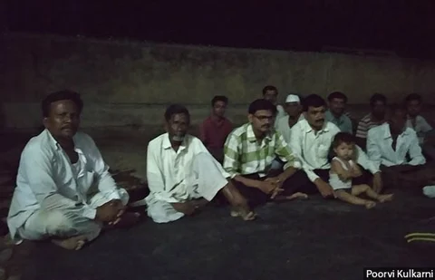 Farmers in Dewarda village of Akot taluka, Akola district, said they had neither received compensation for losses due to bollworm infestation on their cotton crop nor insurance benefit under the Prime Minister’s Crop Insurance Scheme nor the in the 2017 kharif season. (Source: Poorvi Kulkarni/ IndiaSpend)