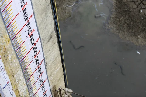 A scale measures the water level of the dried-up Manjara Dam near Latur, Maharashtra, India, on April 16, 2016. (Photographer: Dhiraj Singh/Bloomberg)