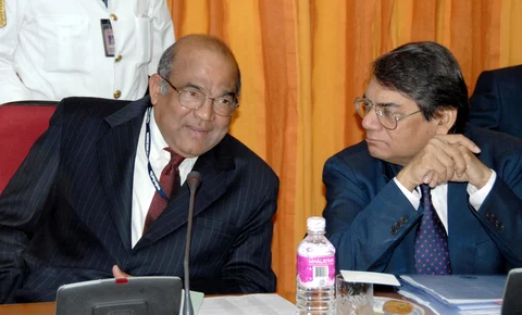 Yaga Venugopal Reddy, left, governor of the Reserve Bank of India, consults with Rakesh Mohan, deputy governor of the Reserve Bank of India, in Mumbai, India, on April 18, 2006. (Photographer: Santosh Verma/Bloomberg News)