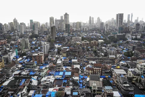 Skyscrapers and shanties stand in the Bhendi Bazaar area of Mumbai, India. (Photographer: Dhiraj Singh/Bloomberg)