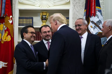 U.S. President Donald Trump greets Mexican diplomats after announcing that the U.S. and Mexico reached a trade deal, in the Oval Office of the White House in Washington, D.C. on Aug. 27, 2018. (Photographer: Al Drago/Bloomberg)