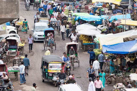 Rickshaws and vehicles drive past a market in Patna, Bihar. (Photographer: Prashanth Vishwanathan/Bloomberg)