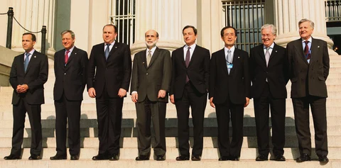The Group of Seven central bankers pose in front of the U.S. Treasury in Washington, D.C., on April 11, 2008. (Photographer: Chris Kleponis/Bloomberg News)