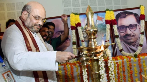BJP National President Amit Shah lights the lamp at the inauguration of the party’s National Council meeting in Kozhikode, Kerala, 23 September, 2016. (Photo: PTI)